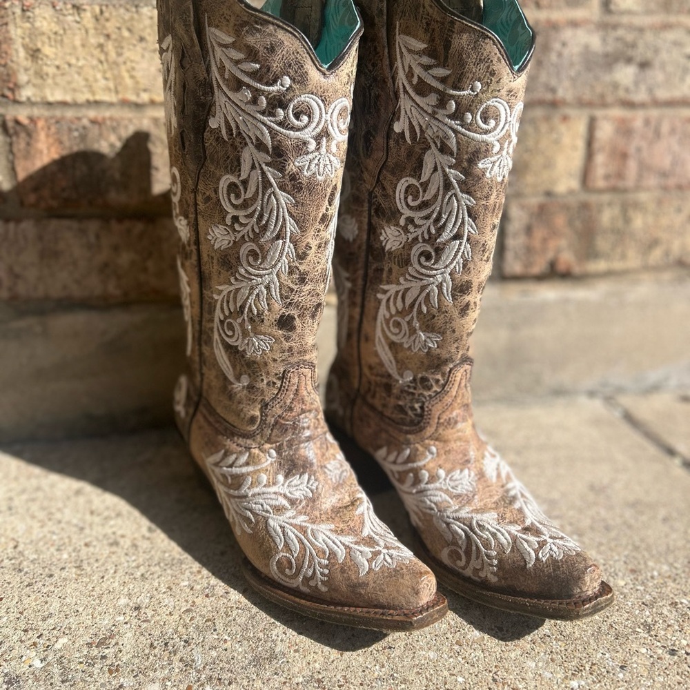 Corral Tan Western Boots with White Embroidery